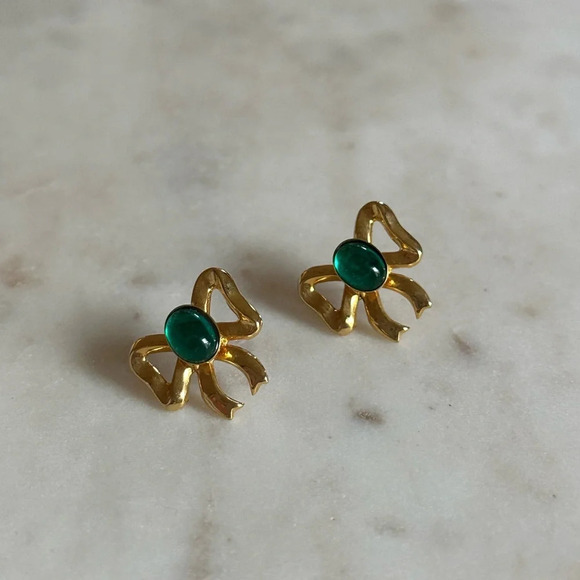 Vintage Gold Tone Bow Earrings Green Stone Coquette Dainty - Picture 4 of 7